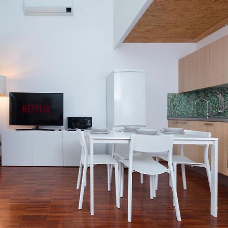 شقة White And Brown Exclusive Loft With Terrace - Free Parking - M2 Station ميلان المظهر الخارجي الصورة