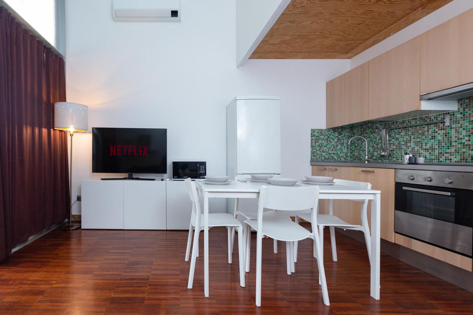 شقة White And Brown Exclusive Loft With Terrace - Free Parking - M2 Station ميلان المظهر الخارجي الصورة
