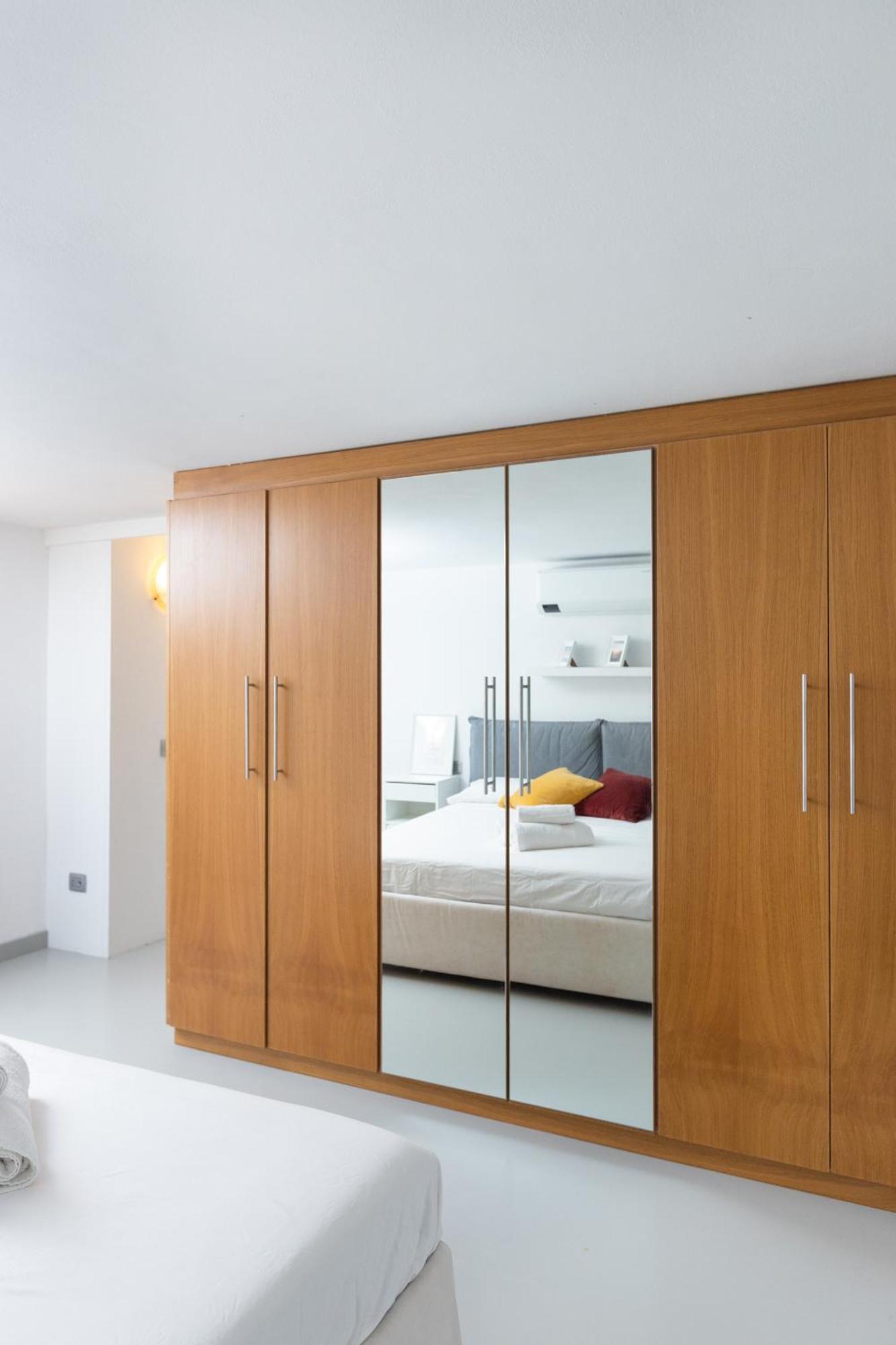 شقة White And Brown Exclusive Loft With Terrace - Free Parking - M2 Station ميلان المظهر الخارجي الصورة