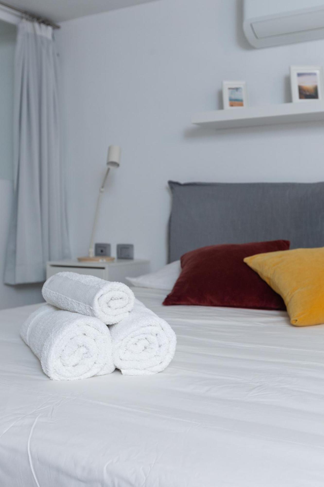 شقة White And Brown Exclusive Loft With Terrace - Free Parking - M2 Station ميلان المظهر الخارجي الصورة