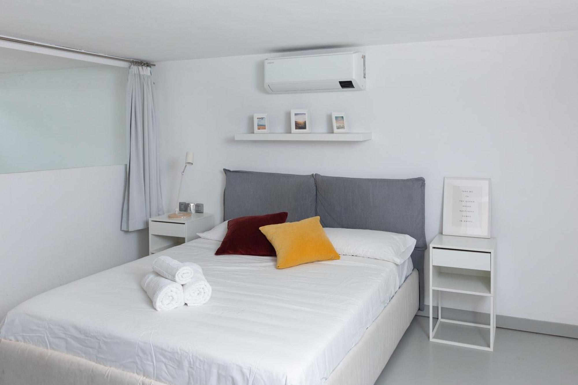 شقة White And Brown Exclusive Loft With Terrace - Free Parking - M2 Station ميلان المظهر الخارجي الصورة